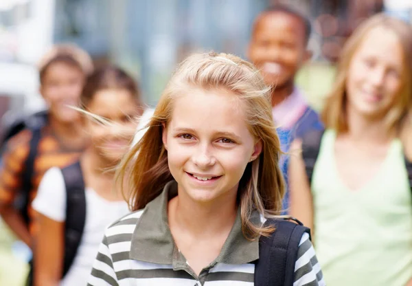 Heb Een Geweldige Groep Vrienden School Schattig Meisje Glimlachen Naar — Stockfoto