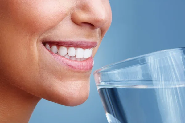 Detailbeeld Van Een Vrouw Die Een Glas Water Drinkt Detail — Stockfoto