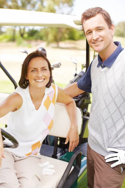 Ich Miłość Golfa Zbliżyła Ich Siebie Uśmiechnięta Kobieta Siedząca Wózku — Zdjęcie stockowe
