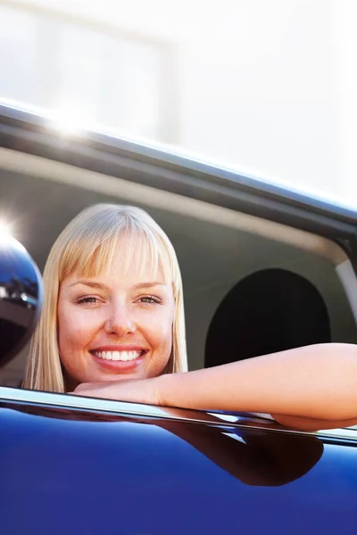 Glückliche Blonde Frau Die Fenstersitz Eines Autos Sitzt Porträt Einer — Stockfoto