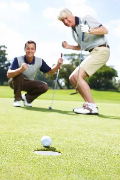 Zwei Aufgeregte Männer Auf Dem Grün Während Einer Runde Golf — Stockfoto