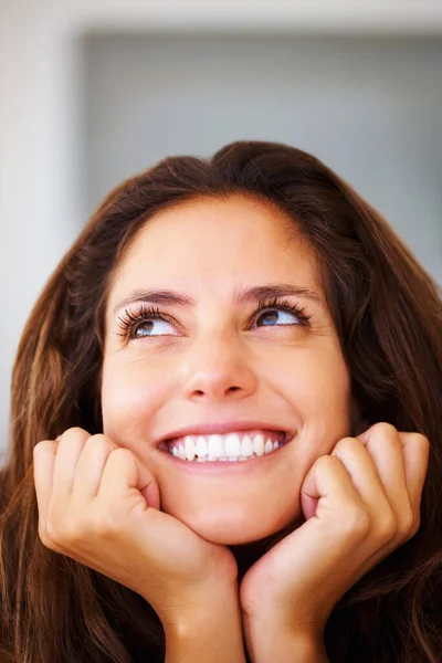 Szczęśliwa Młoda Kobieta Zbliżenie Młodej Samicy Uśmiechniętej Dłońmi Brodzie — Zdjęcie stockowe