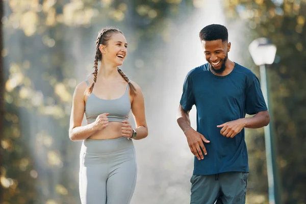 부부는 공원에서 달리기 건강에 의사소통을 건강을 유지하거나 인종간 활동을 합니다 — 스톡 사진