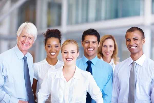 ビジネスチーム オフィスで笑顔の多人種ビジネスチームの肖像 — ストック写真
