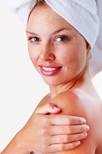 Uśmiechnięta Kobieta Dotykająca Ramienia Kąpieli Białym Portret Kobiety Owiniętej Ręcznik — Zdjęcie stockowe