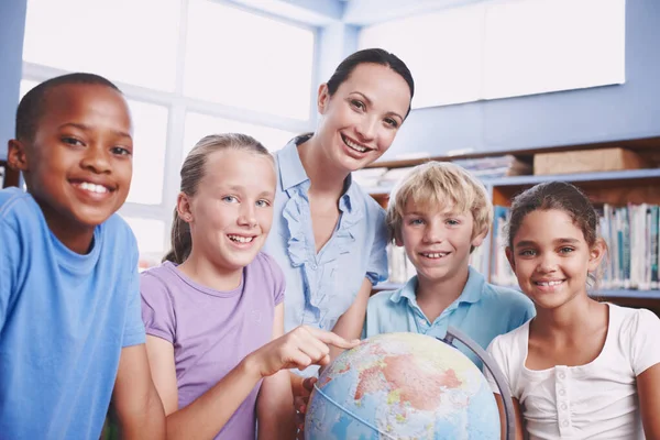 Love Earth Pretty Young Geography Teacher Teaching Her Students World — Stock Photo, Image