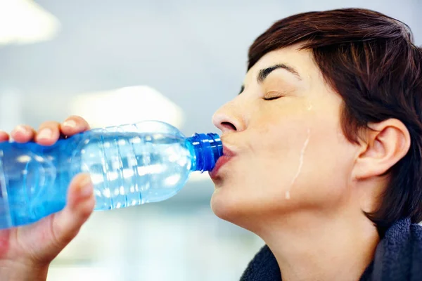 Hydratatie Training Close Van Mooie Vrouw Drinken Van Water Het — Stockfoto