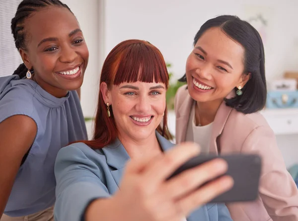 Selfies Telefónicos Gente Oficina Negocios Mujeres Compañeros Trabajo Tomando Fotos — Foto de Stock