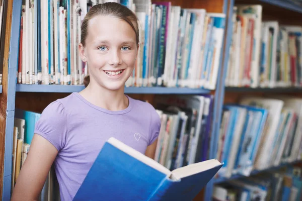 Такая Замечательная История Портрет Милой Молодой Девушки Погруженной Книгу Библиотеке — стоковое фото