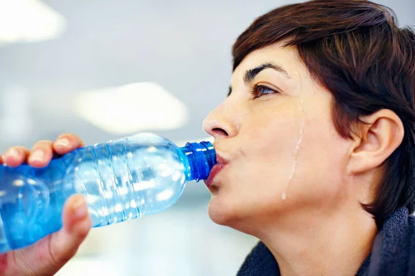Vrouw Die Hydrateert Inspanning Close Van Fitnessvrouw Drinkwater Training — Stockfoto