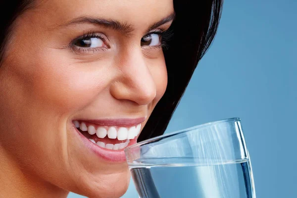 Een Aantrekkelijke Jonge Vrouw Die Een Glas Water Drinkt Macro — Stockfoto