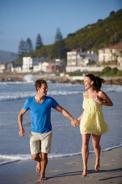 Macht Eure Füße Nass Ein Liebevolles Paar Das Strand Spaziert — Stockfoto