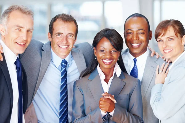 Успешная Многонациональная Бизнес Команда Улыбается Портрет Успешной Многонациональной Команды Предпринимателей — стоковое фото