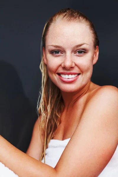 Lycklig Kvinna Insvept Badhandduk Mot Svart Bakgrund Porträtt Leende Vacker — Stockfoto
