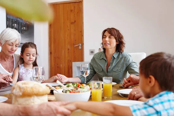 Amen Wielopokoleniowa Rodzina Spożywająca Wspólnie Posiłek — Zdjęcie stockowe