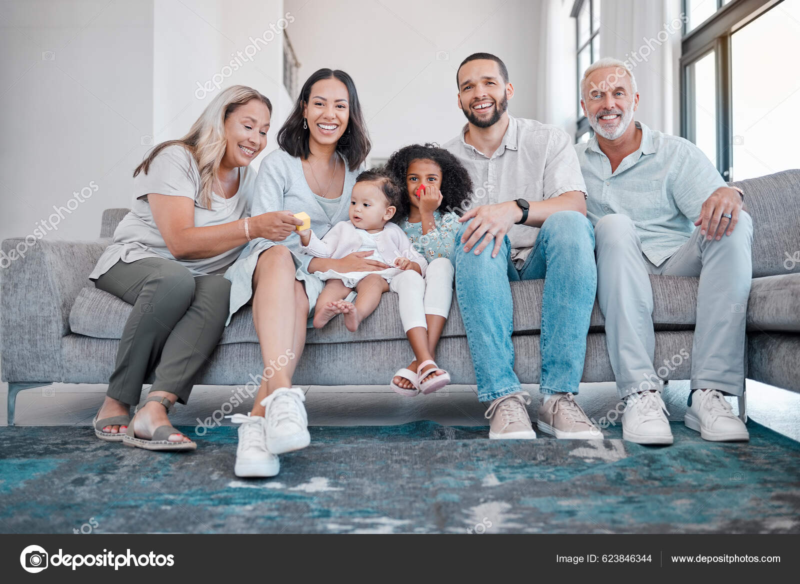 Sorriso relaxado e retrato de menina negra e tablet no chão da