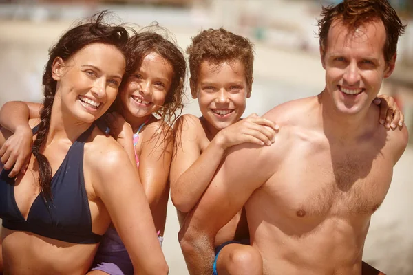 Buone Giornate Estive Spiaggia Ritratto Una Famiglia Felice Quattro Persone — Foto Stock