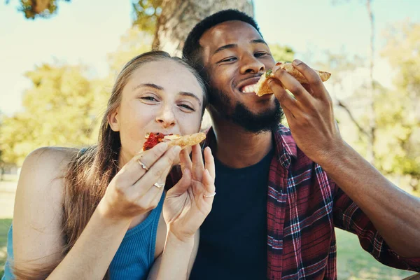 Пицца Парк Друзья Пара Едят Открытом Воздухе Летом Природой Счастливый — стоковое фото