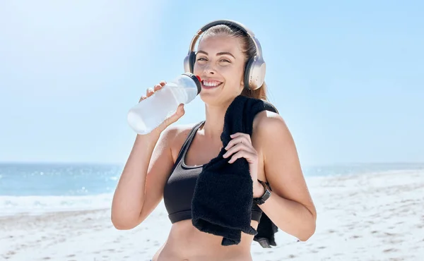 海滩上 锻炼后的女人在海边欣赏着音乐的水彩画 并在运动后感到快乐 一名运动员跑步训练并放松饮水后 带着微笑在海边跑步 — 图库照片
