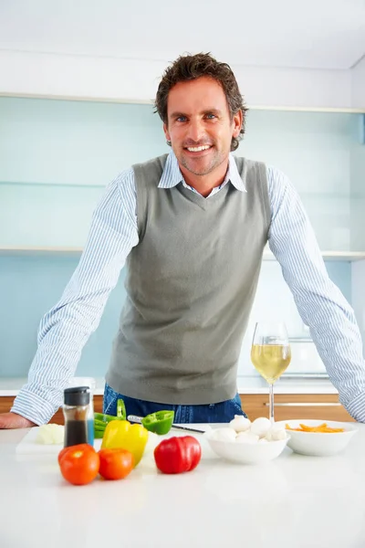 Mutfakta Duran Mutlu Olgun Bir Adam Mutfakta Duran Mutlu Olgun — Stok fotoğraf