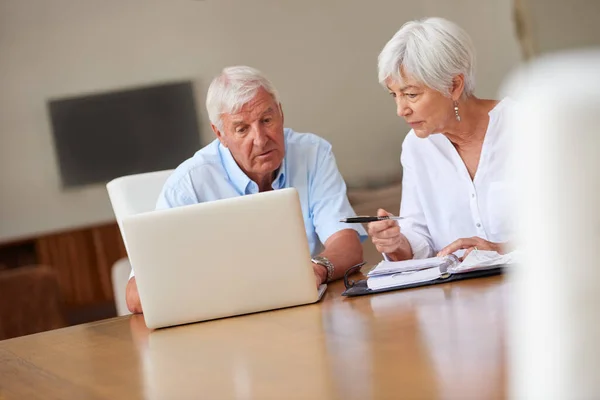 Adalah Bahwa Akhir Total Pasangan Senior Akan Memeriksa Beberapa Dokumen — Stok Foto