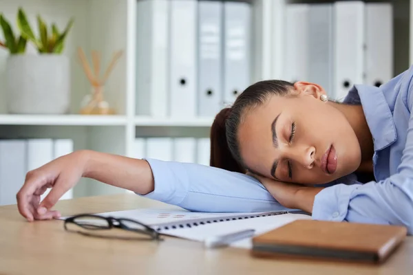 Cansada Dormindo Mulher Negócios Sua Mesa Sentindo Esgotamento Excesso Trabalho — Fotografia de Stock