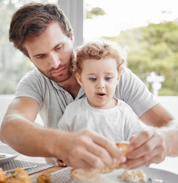 Etetés Ebéd Gyermek Eszik Kenyeret Apával Éhes Együtt Étel Ebédlőasztalnál — Stock Fotó
