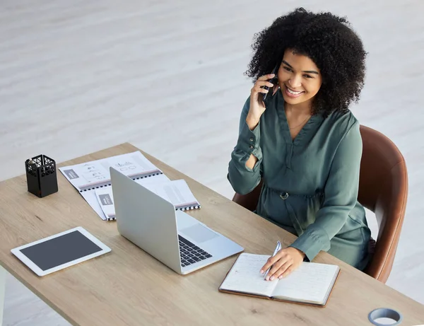 ビジネスの女性 ラップトップ 電話は オフィスで技術コミュニケーションやデジタルマーケティング計画のために呼び出します アフリカ人の女の子 会社の職場やネットワーキングや本の執筆管理のスケジュール — ストック写真