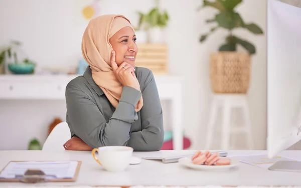 Inicialização Designer Mulher Negócios Muçulmana Pensando Ideia Criativa Local Trabalho — Fotografia de Stock