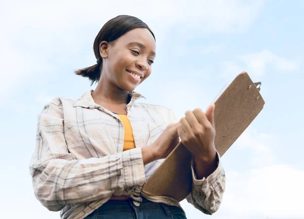 快乐的农民或拥有剪贴板的黑人妇女为商业清单 成功或分析生长在农场带着微笑 生态可持续性 蓝天或农妇写作或种群管理 — 图库照片
