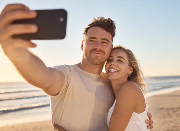 Τηλέφωνο Selfie Και Ευτυχισμένο Ζευγάρι Στην Παραλία Διακοπές Για Ρομαντική — Φωτογραφία Αρχείου