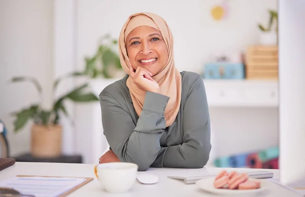 Hijab Mulher Negócios Retrato Café Manhã Empregado Pronto Para Trabalho — Fotografia de Stock