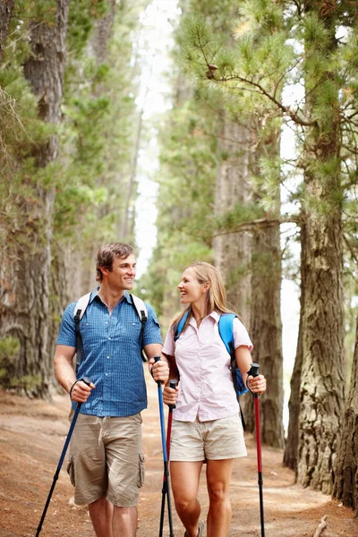 Wanderpaar Lächelt Und Schaut Sich Paar Schaut Sich Beim Waldspaziergang — Stockfoto