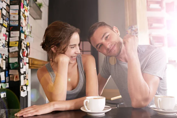 コーヒーと愛は熱いとき最もよい 喫茶店に座っている若い夫婦が — ストック写真