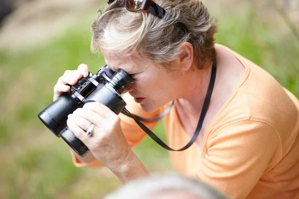 Bei Näherem Hinsehen Eine Seniorin Blickt Durch Ein Fernglas Die — Stockfoto