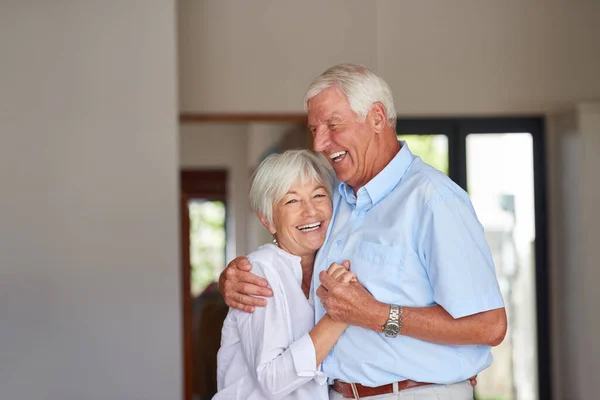 Kom Ihåg Vår Första Dans Ett Lyckligt Äldre Par Hemma — Stockfoto