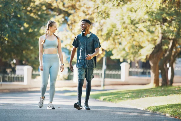 부부는 여름에 건강을 위하여 속에서 걷는다 공원을 산책하는 인종간의 관계에 — 스톡 사진