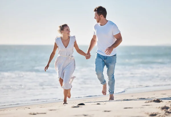 부부는 해변에서 산책하는 사랑하는 관계의 로맨스와 보살핌 바다에 행복해 바다와 — 스톡 사진