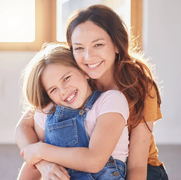 爱和拥抱女孩的肖像的支持 信任和放松质量在家里的时间 快乐的妈妈 兴奋的孩子 为了快乐 感恩的联系和感情的结合 一起笑吧 — 图库照片