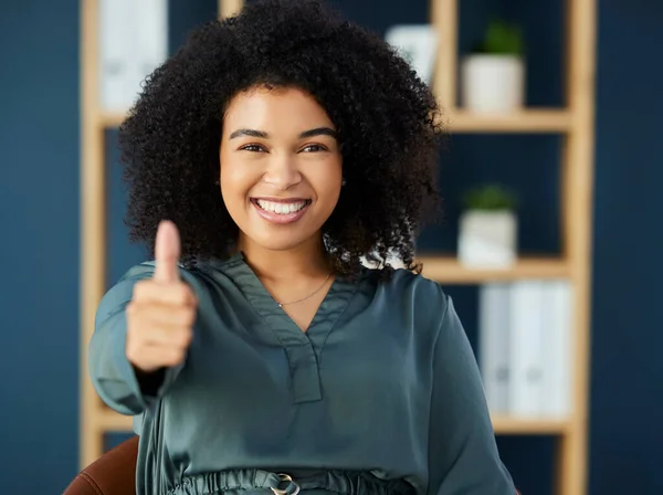 Başarı Baş Parmaklar Ofiste Yüzünde Gülümseme Mutluluk Işareti Olan Siyah — Stok fotoğraf