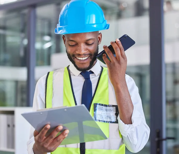 Bauarbeiter Klemmbrett Und Telefon Mit Einem Mann Bei Einem Wifi — Stockfoto