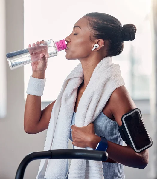 Drinkwater Fitness Smartphone Vrouwelijke Armgymnastiektoestellen Technologie Het Luisteren Naar Muziek — Stockfoto