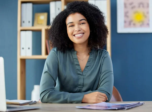 黑人女性的形象 微笑和管理 具有远见卓识 雄心壮志或事业有成的办公室设计 自信的非洲裔美国女性设计师为成功的营销事业而微笑 — 图库照片
