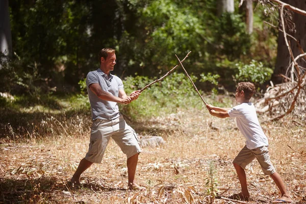 ゲームを始めましょう 若い父親と息子がキャンプ旅行で枝遊びをしていて — ストック写真