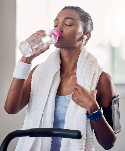 Fitness Gezondheid Vrouw Drinkwater Sportschool Rust Drinken Tijdens Het Luisteren — Stockfoto