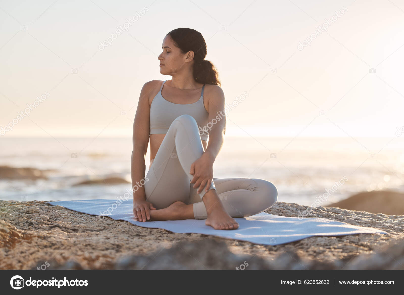 Yoga Fitness Praia Com Uma Mulher Atleta Que Estende Praia fotos