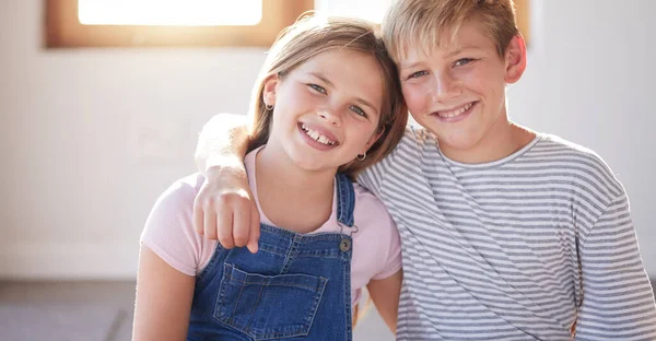 Junge Mädchen Und Familienporträt Liebe Und Umarmung Mit Lächeln Glücklich — Stockfoto