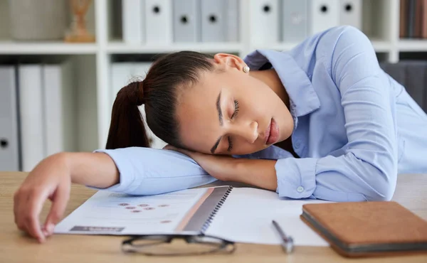 デスクで寝ている間にビジネスの女性は 燃え尽きて疲れて 疲労やミスで失敗し オフィスで精神的な健康 うつ病起業家睡眠過労問題若い女性の夢 — ストック写真