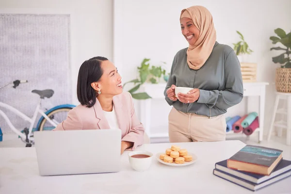 会話をしているオフィスのビジネス女性 コミュニケーション 多様性 アジアの女性は 環境に優しい創造的なスタートアップで休憩中にイスラム教徒の女性と話します — ストック写真