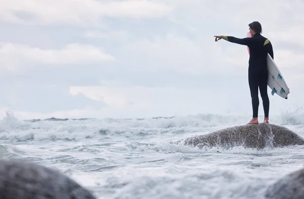 Людина Вказуючи Або Серфінгізуючи Скелі Пляжі Океані Або Морі Спостерігаючи — стокове фото